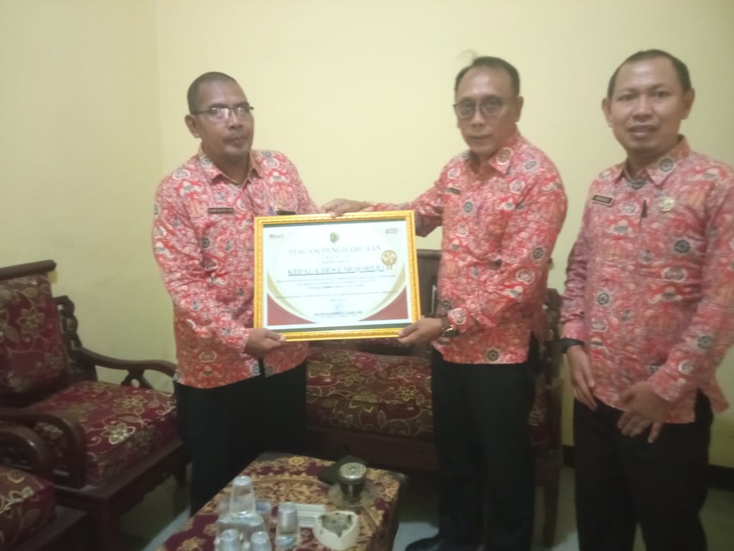 Penyerahan Piagam Apresiasi kepada Kepala Desa Mojorejo atas Prestasi Pemungutan PBB-P2 Tahun 2025